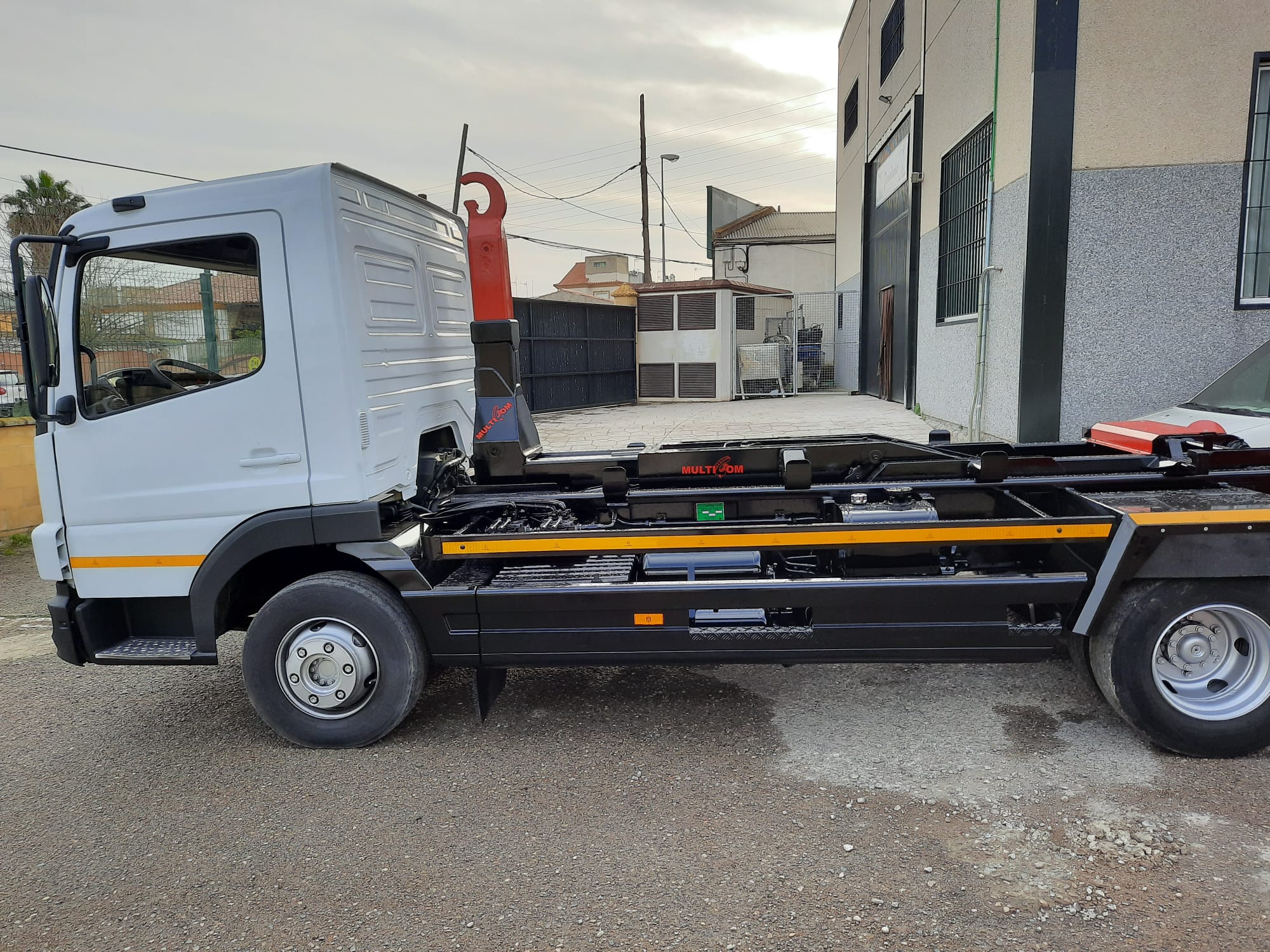 MERCEDES 12T ATEGO PORTACONTENEDORES -TORRETA ELEVABLE- - Imagen 2