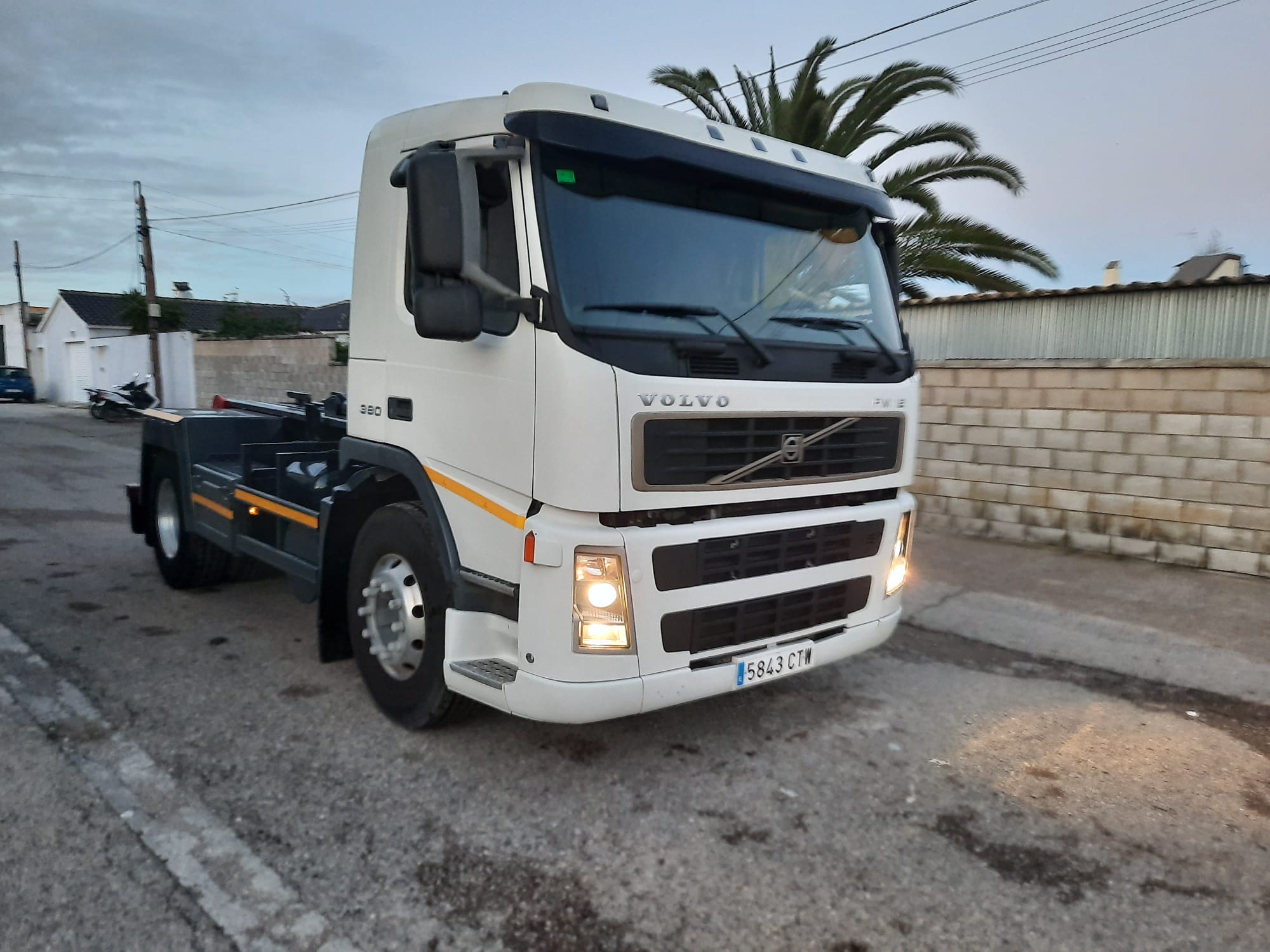 VOLVO 18T PORTACONTENEDORES - Imagen 2