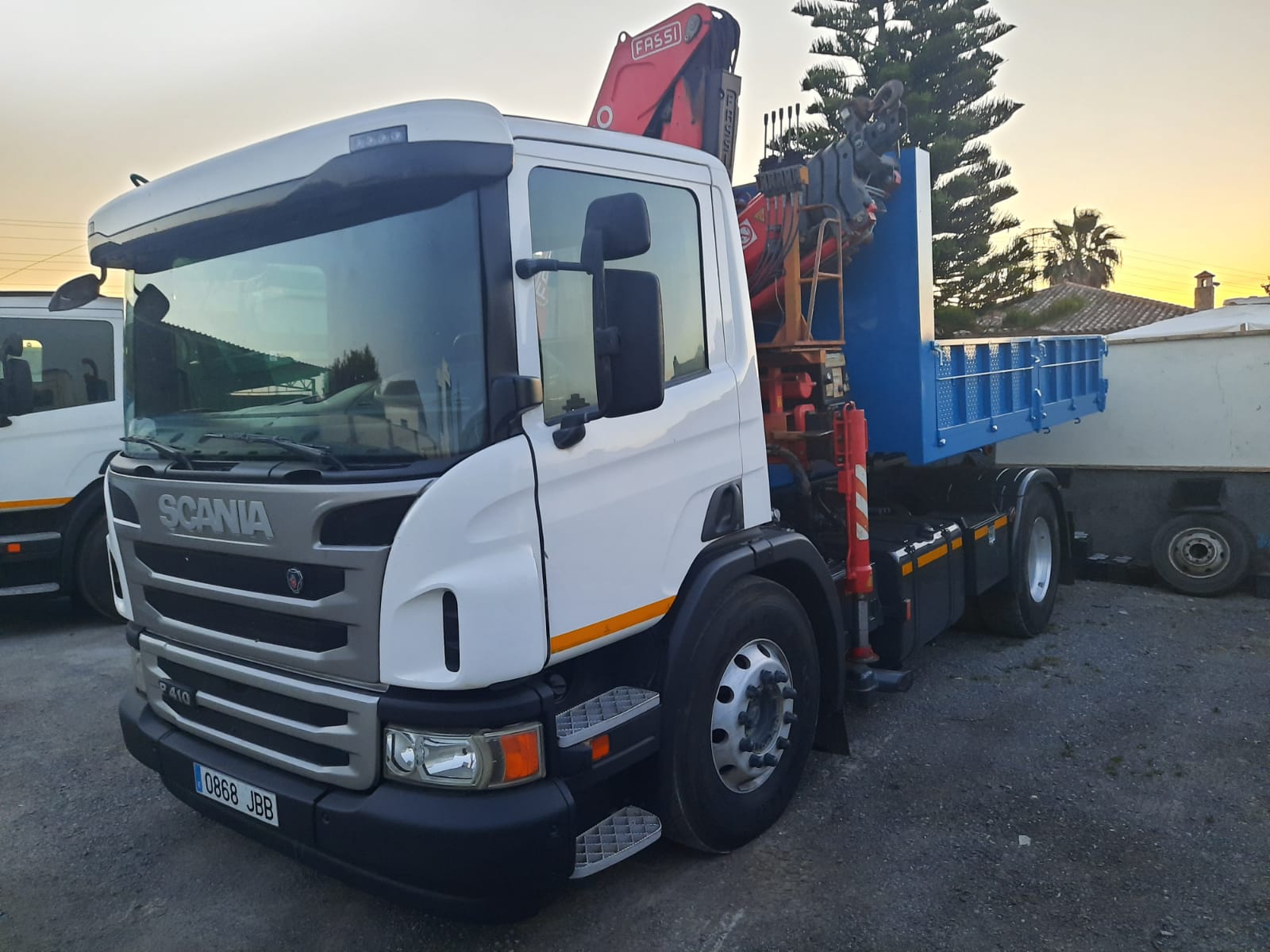 SCANIA PORTACONTENEDORES GRUA